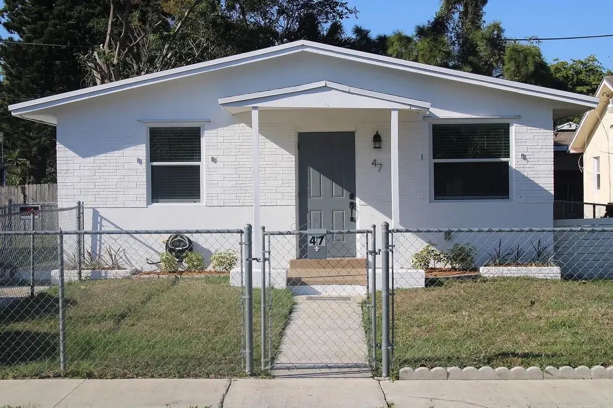 47 SE 12th St, Dania Beach: photo 1 of 18
