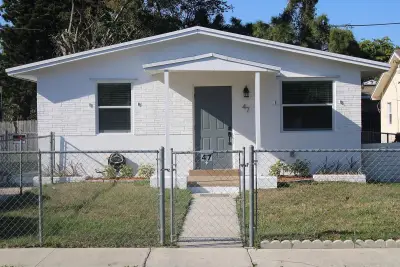 47 SE 12th St, Dania Beach: photo 1 of 18