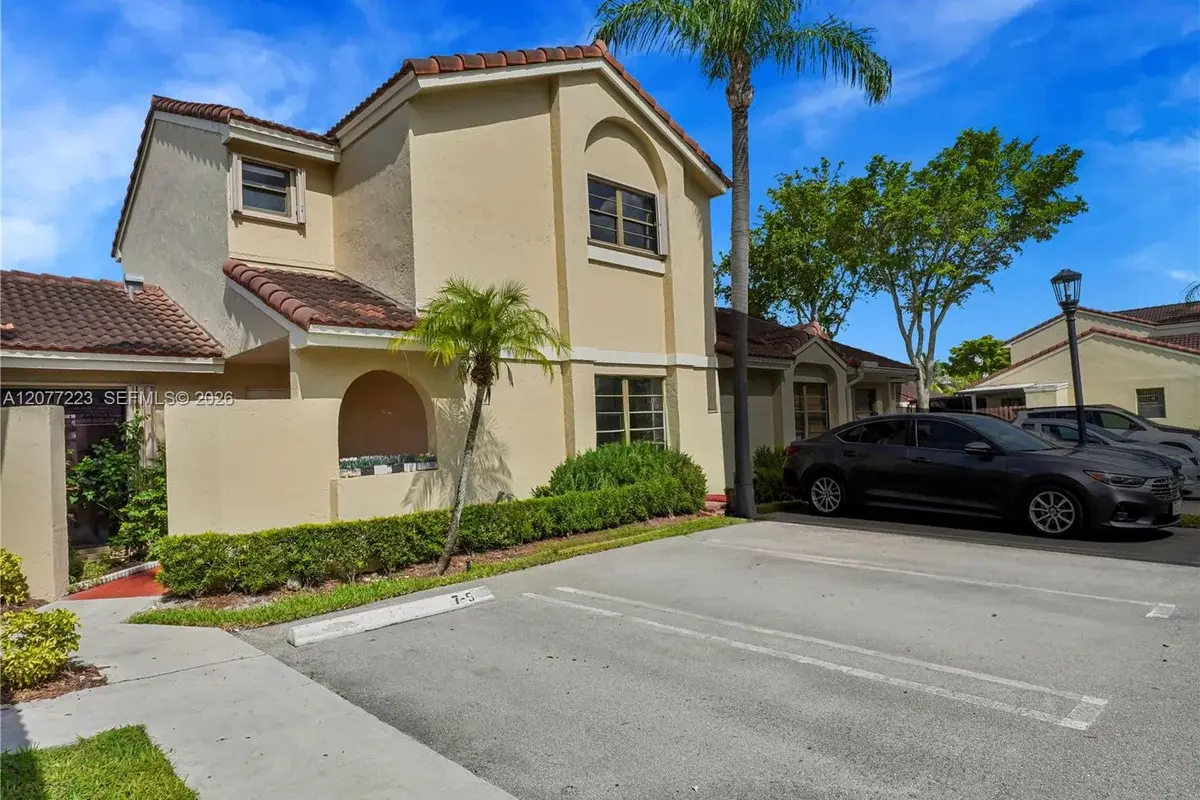 6538 NW 170th Ter, Hialeah: photo 1 of 29