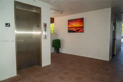 854 NW 87th Ave #405, Miami: photo 1 of 19