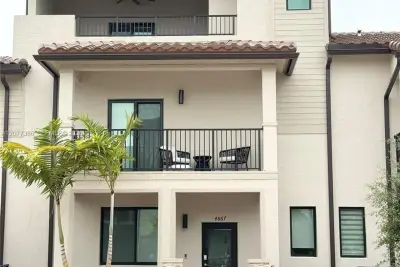 4867 NW 84th Ave, Doral: photo 1 of 20