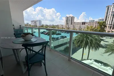 100 Bayview Dr #431, Sunny Isles Beach: photo 1 of 11