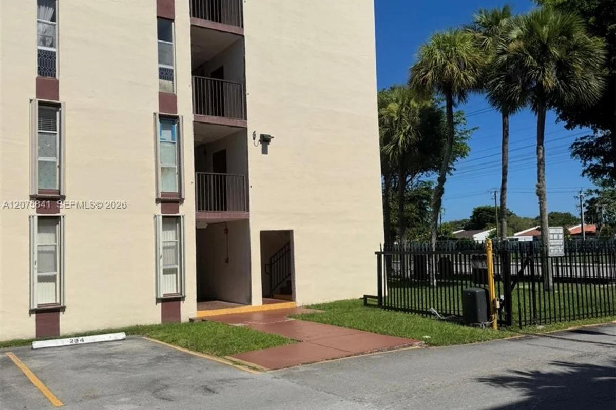 9401 SW 4th St #103, Miami: photo 1 of 46