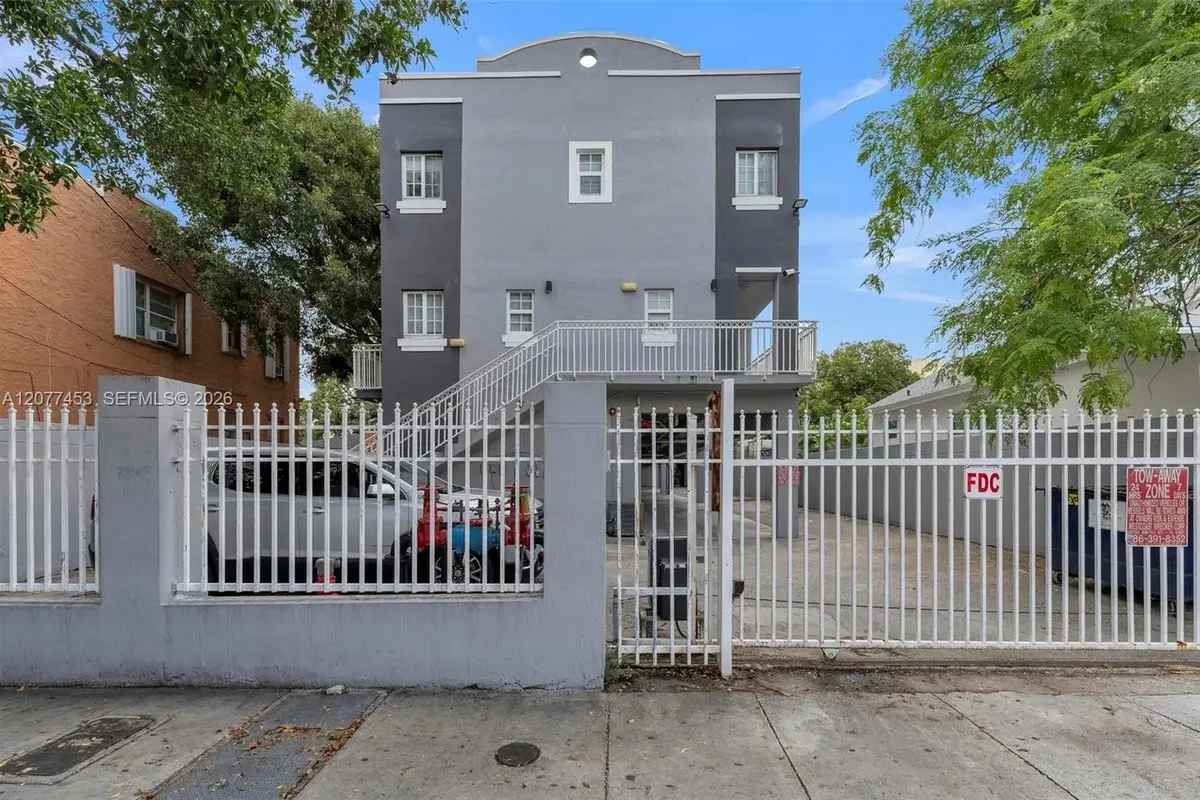 1421 SW 3rd St #208, Miami: photo 1 of 47