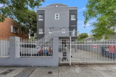 1421 SW 3rd St #208, Miami: photo 1 of 47