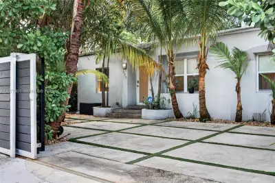 232 NW 59th St, Miami: photo 1 of 13