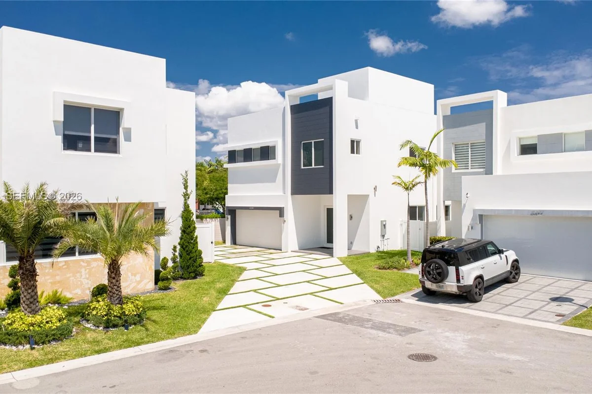 10381 NW 67th Ter, Doral: photo 1 of 63