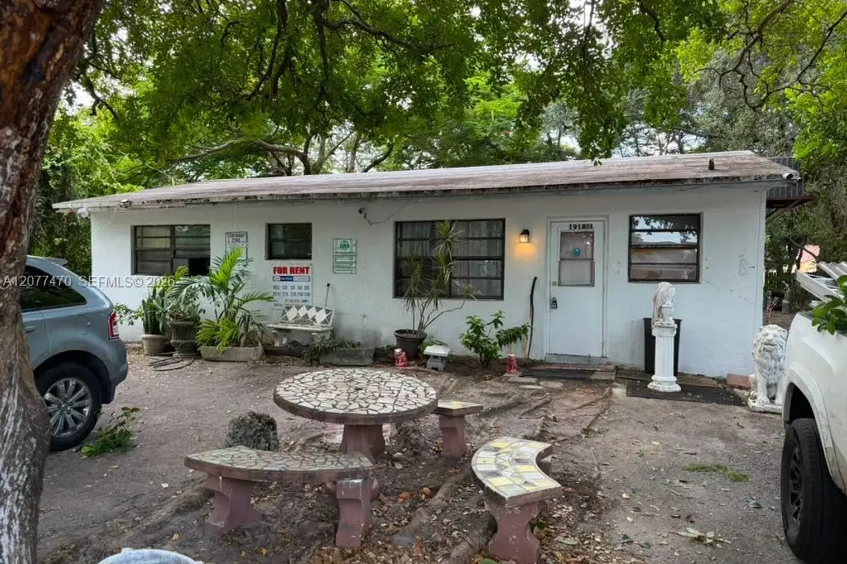 1918 Sheridan St, Hollywood: photo 1 of 47