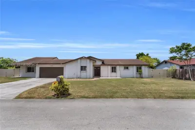 18600 SW 127th Pl, Miami: photo 1 of 41