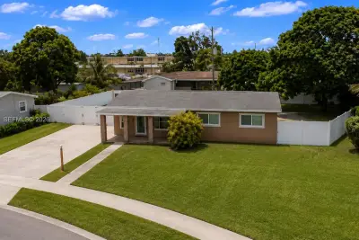 1225 NW 192nd St, Miami Gardens: photo 1 of 12