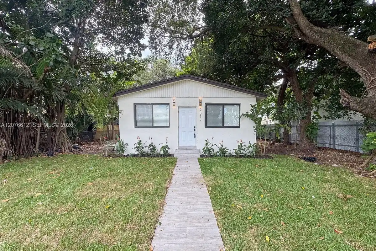 2534 NW 51st Ter, Miami: photo 1 of 20
