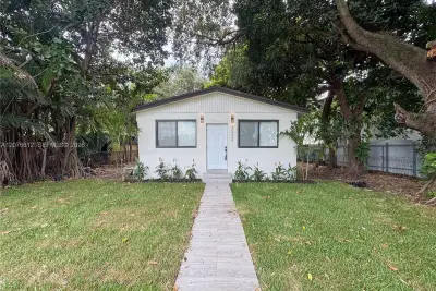 2534 NW 51st Ter, Miami: photo 1 of 20