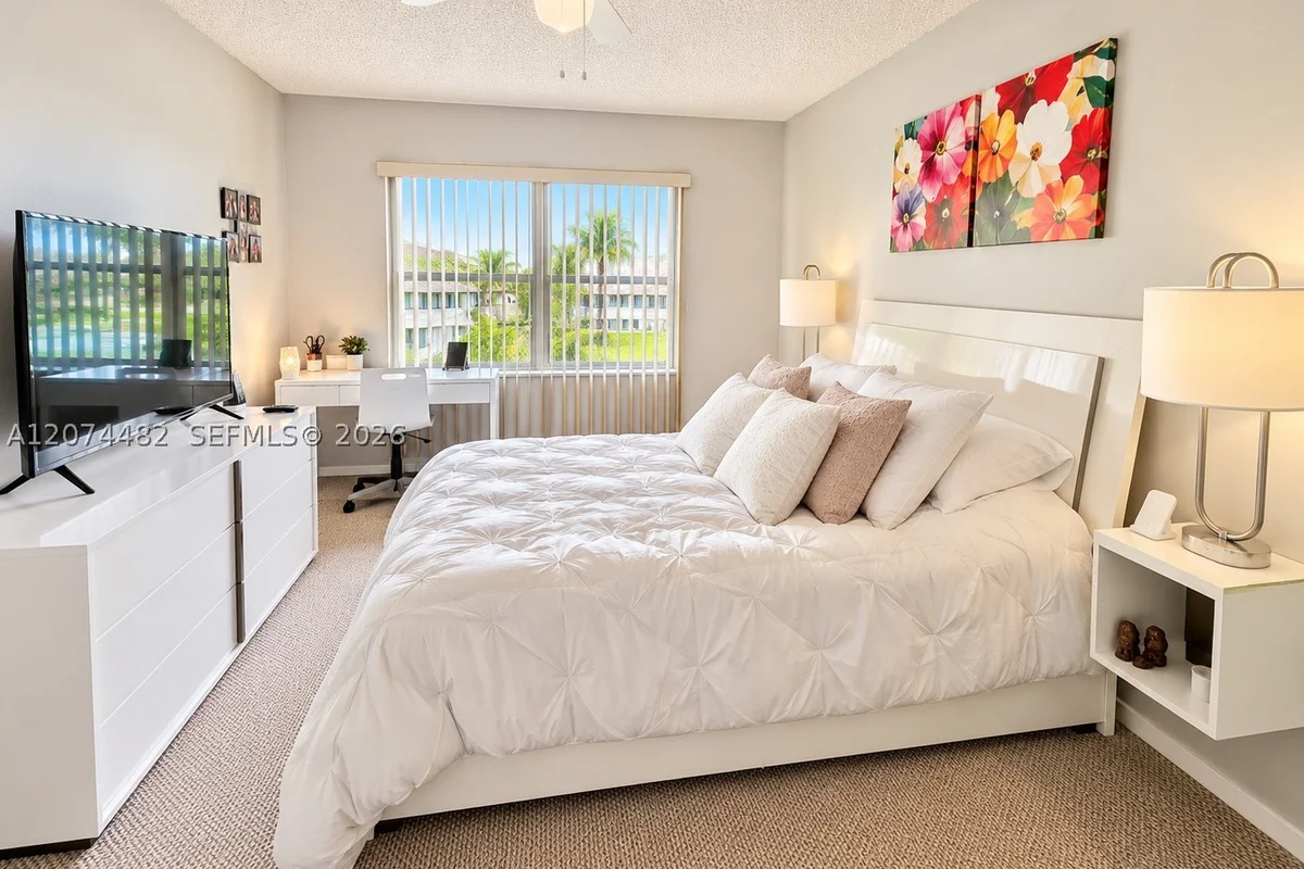 8290 Lake Dr #426, Doral: photo 1 of 5