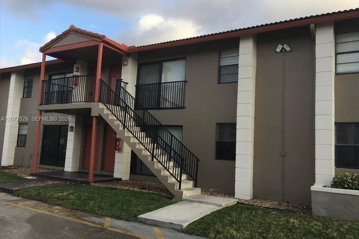 Apartment in Coral Springs: photo 1 of 5