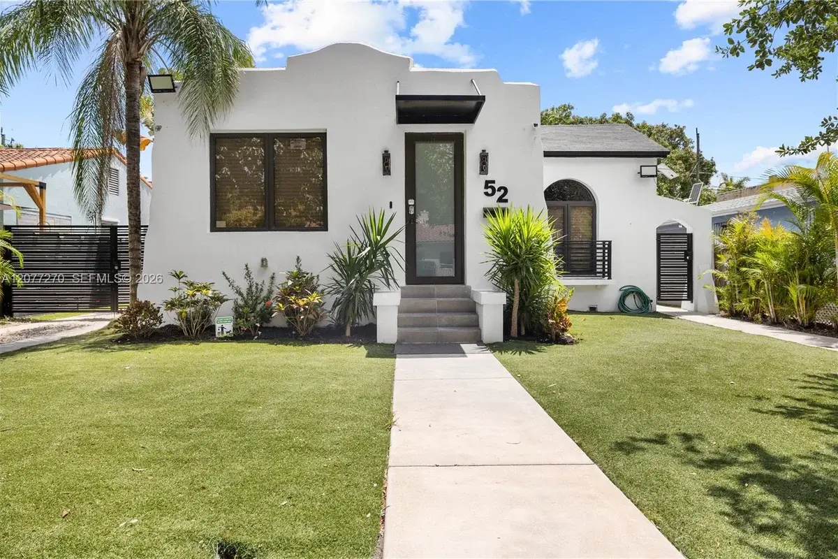 52 NE 47th St, Miami: photo 1 of 57