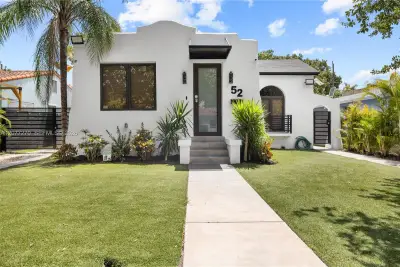 52 NE 47th St, Miami: photo 1 of 57