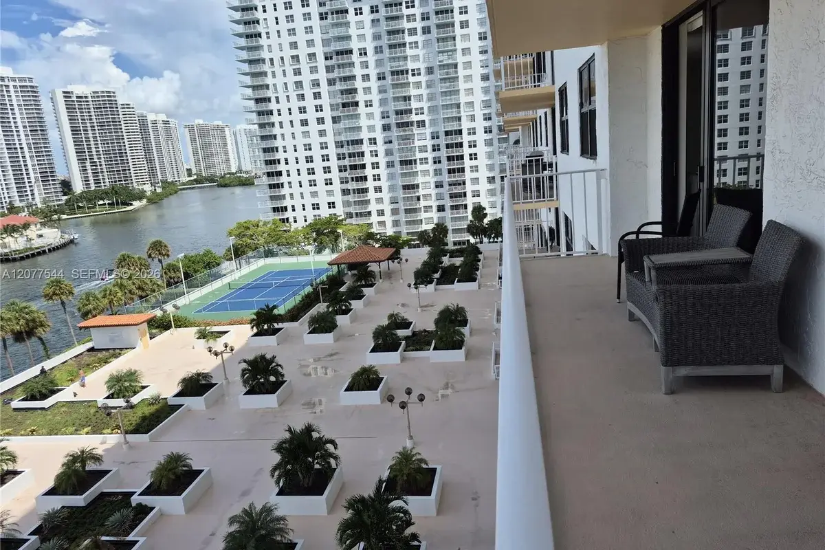 290 174th St #903, Sunny Isles Beach: photo 1 of 25