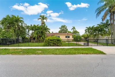 1435 SW 78th Ct, Miami: photo 1 of 34
