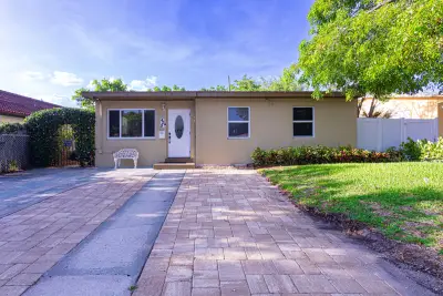 429 Summa St, West Palm Beach: photo 1 of 32