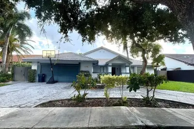 14629 Glencairn Rd, Miami Lakes: photo 1 of 24