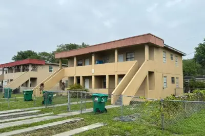 3227 NW 48th St, Miami: photo 1 of 10