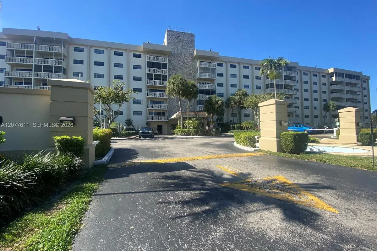 800 NE 195th St #709, Miami: photo 1 of 15