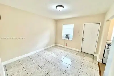 698 NE 85th St #3, Miami: photo 1 of 9
