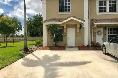 12218 SW 8th Ct, Pembroke Pines: photo 1 of 31