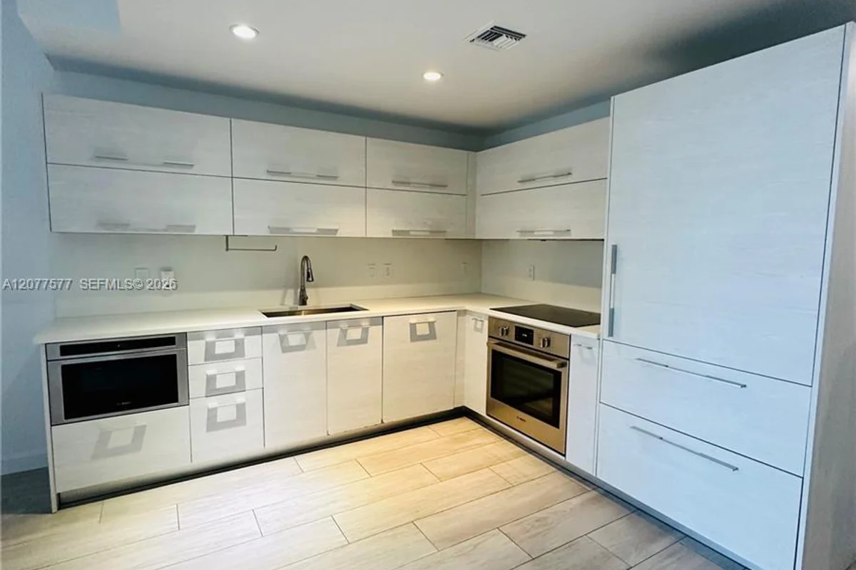 45 SW 9th St #1202, Miami: photo 1 of 17