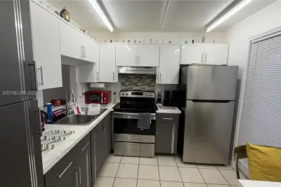 233 NE 14th Ave #205, Hallandale Beach: photo 1 of 17