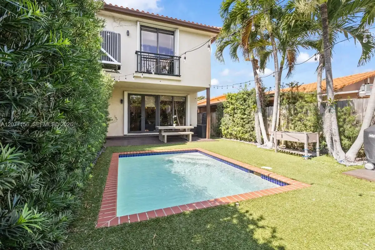 1211 SW 14th Ave, Miami: photo 1 of 22