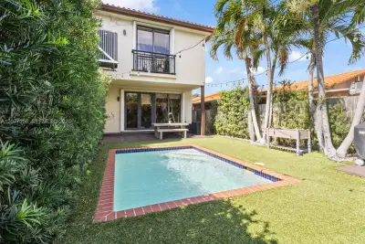 1211 SW 14th Ave, Miami: photo 1 of 22