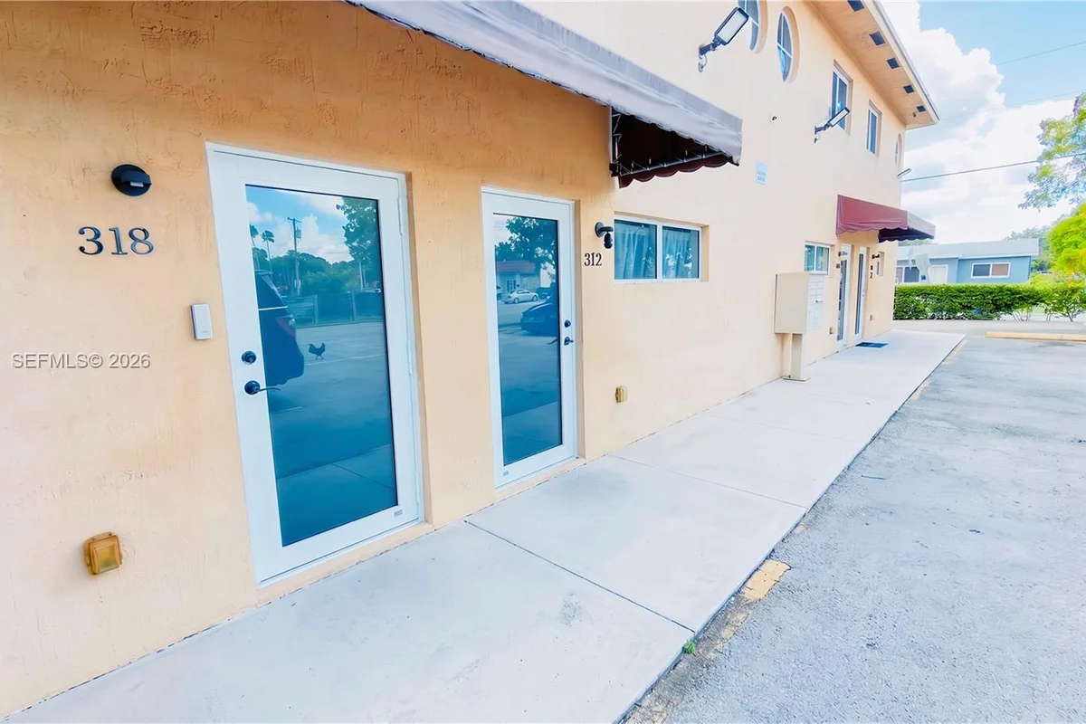 318 NE 166th St, Miami: photo 1 of 34
