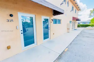 318 NE 166th St, Miami: photo 1 of 34