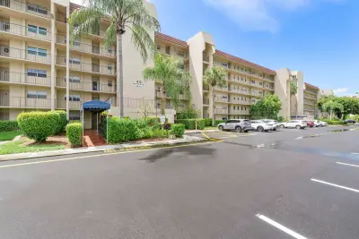 3590 Via Poinciana #107, Lake Worth: photo 1 of 11