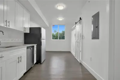 1620 NW 18th St #305, Miami: photo 1 of 17