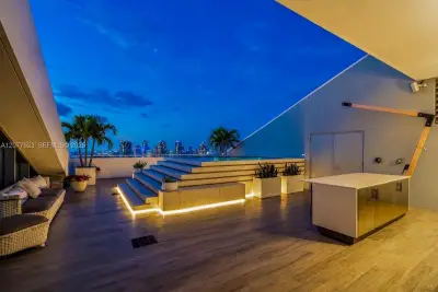 88 SW 7th St #4203, Miami: photo 1 of 45