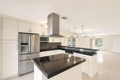 2561 W 60th Pl #102-1, Hialeah: photo 1 of 20
