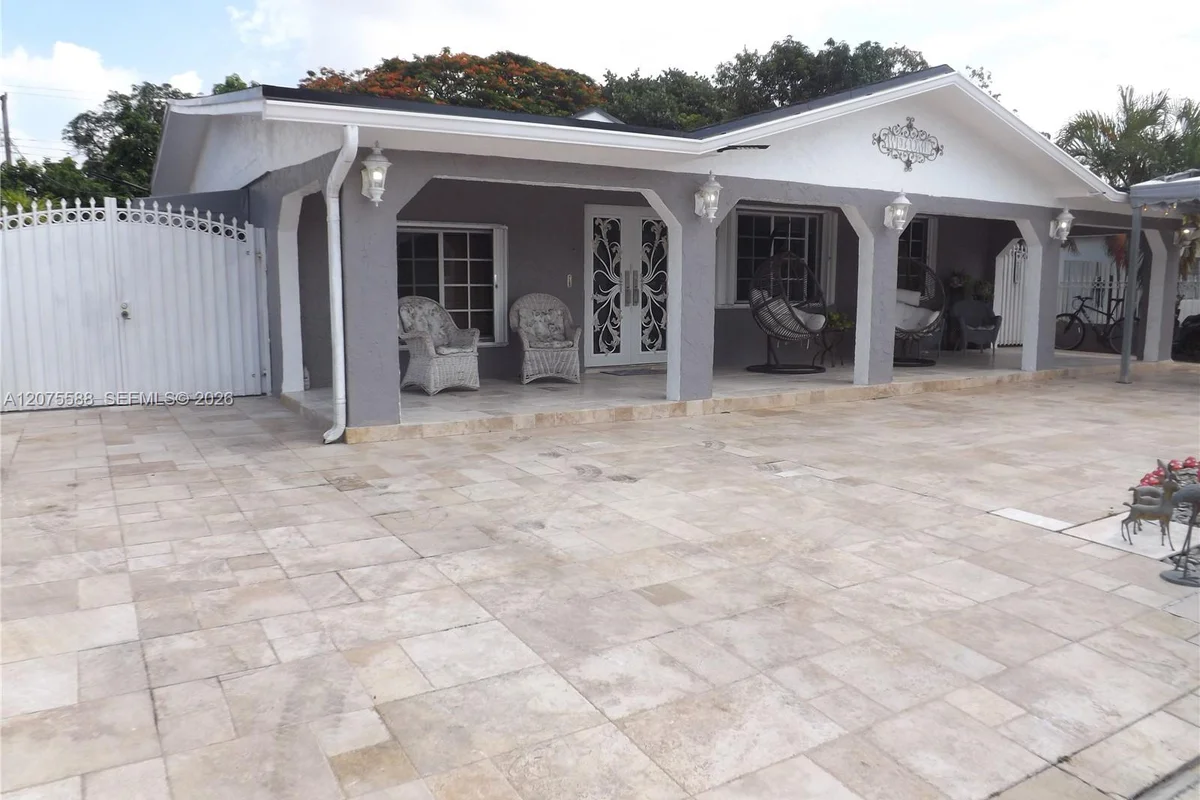 217 W 34th St, Hialeah: photo 1 of 42