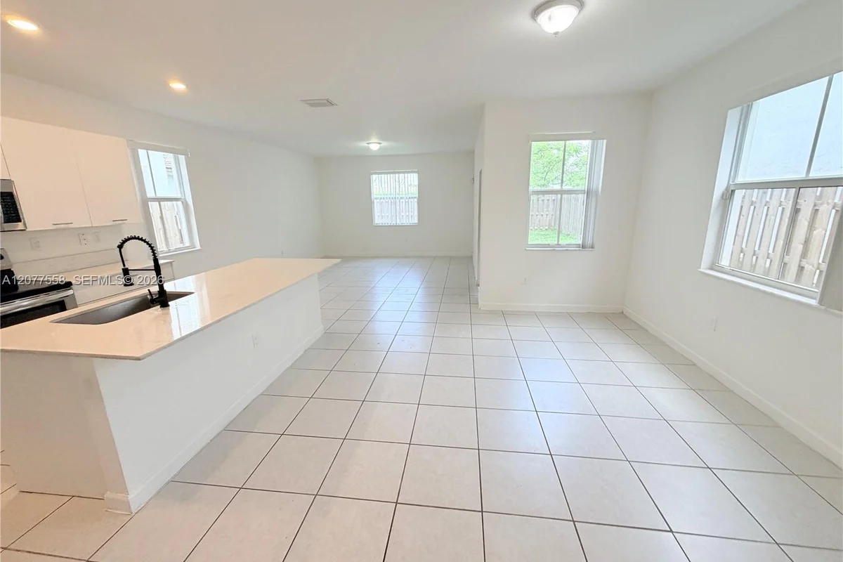 2405 NW 131st Cir, Miami: photo 1 of 40