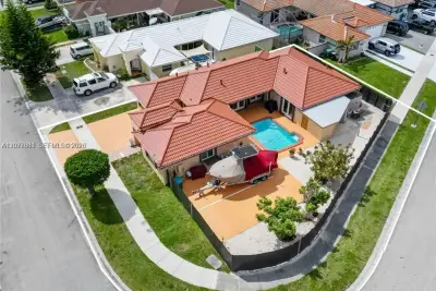 House in Miami: photo 1 of 25