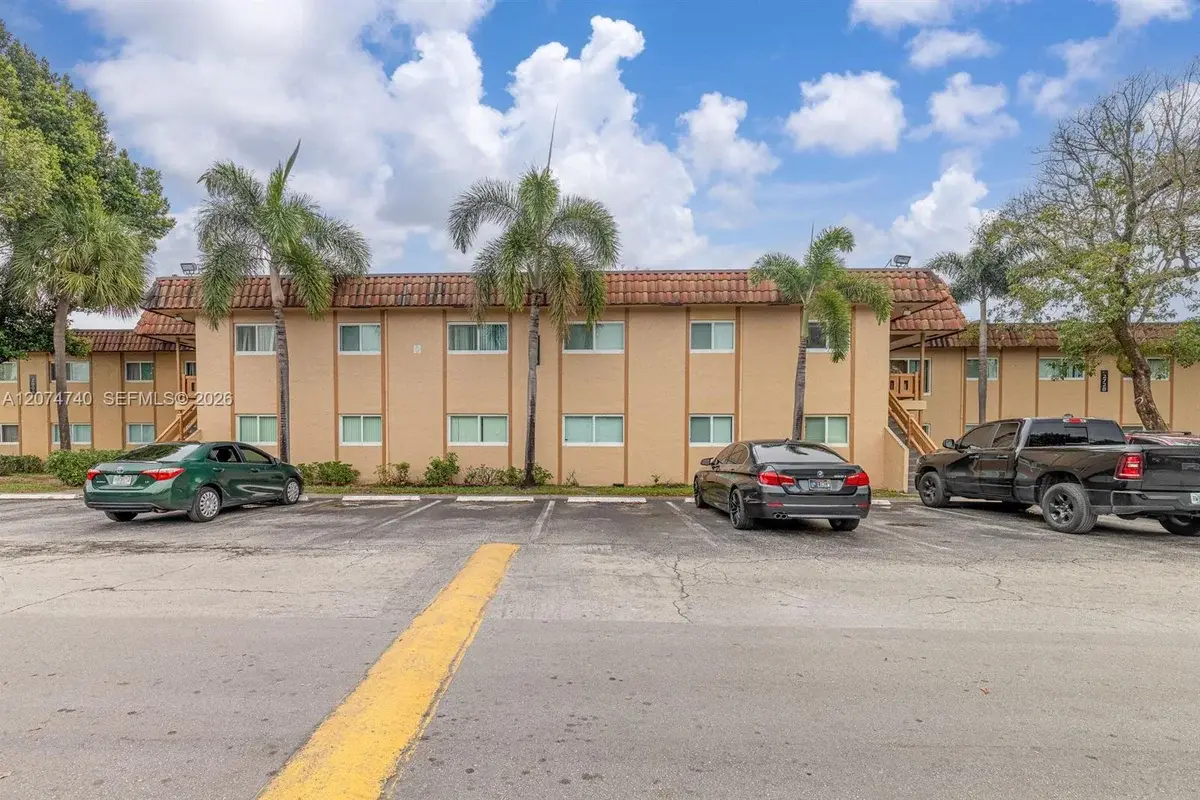 2804 NW 39th Way #201, Lauderdale Lakes: photo 1 of 1
