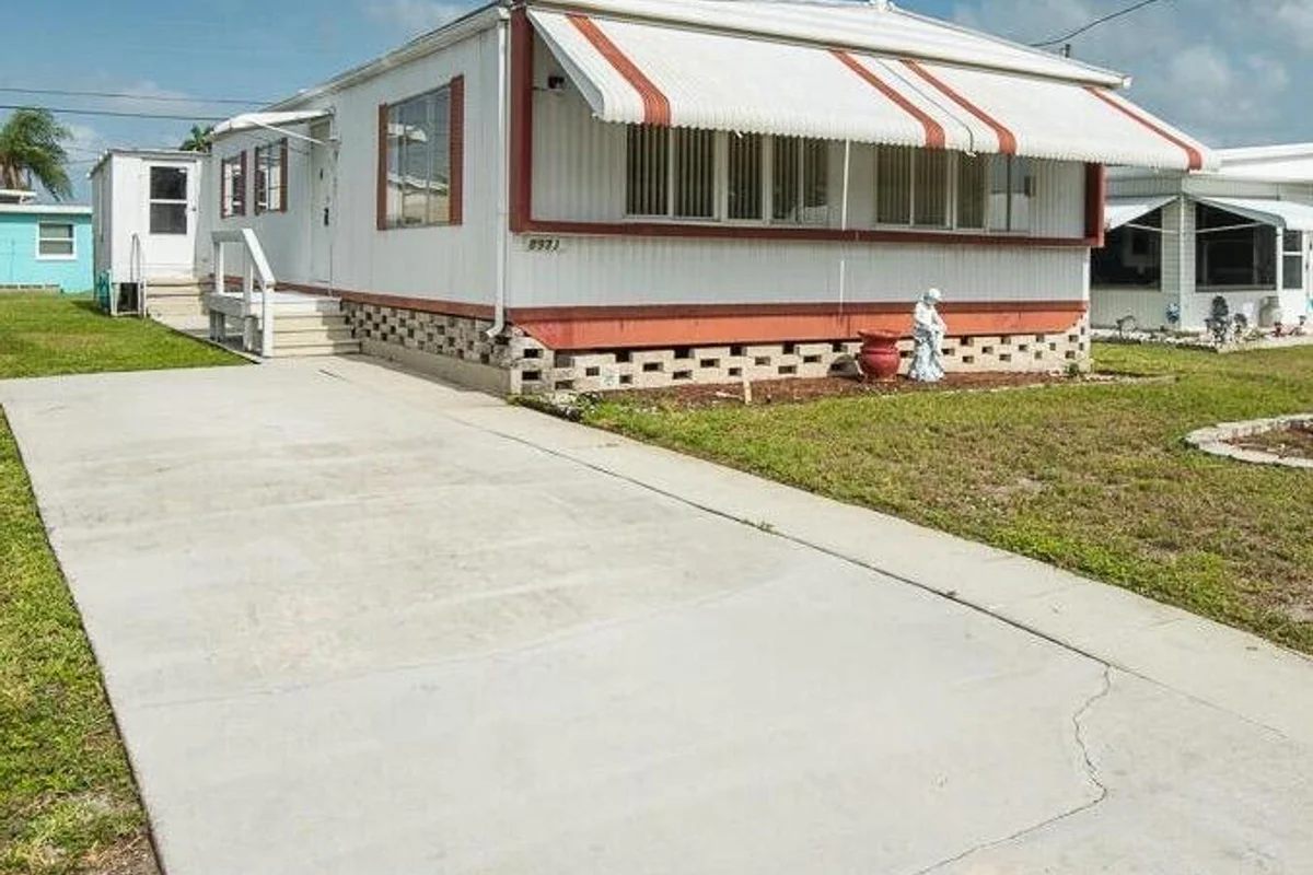 8933 Cypress St, Boynton Beach: photo 1 of 33