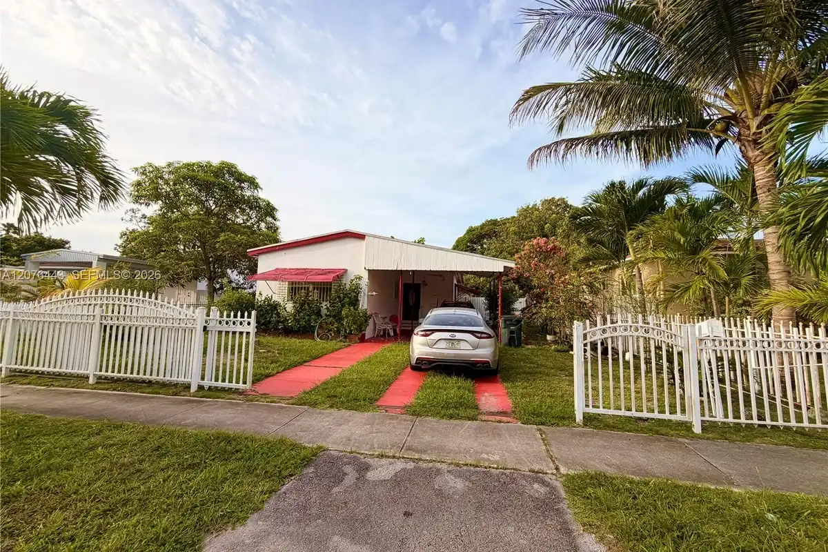 1440 NE 136th St, North Miami: photo 1 of 2