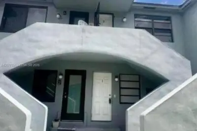 2361 SW 27th St #1, Miami: photo 1 of 11