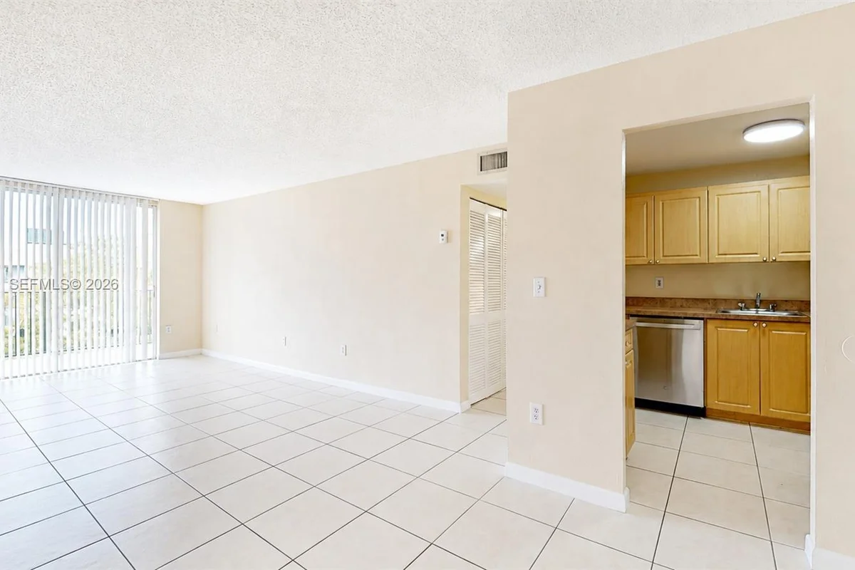 9360 Fontainebleau Blvd #510, Miami: photo 1 of 14