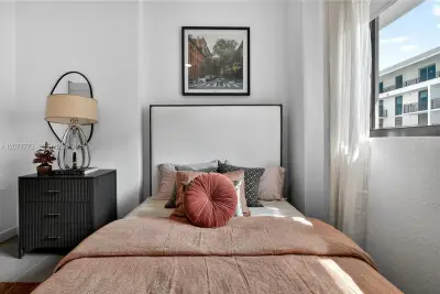 2001 Van Buren St #707, Hollywood: photo 1 of 32