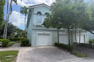 3251 Laurel Ridge Cir, Riviera Beach: photo 1 of 25