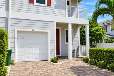 921 SE 18th St, Homestead: photo 1 of 2