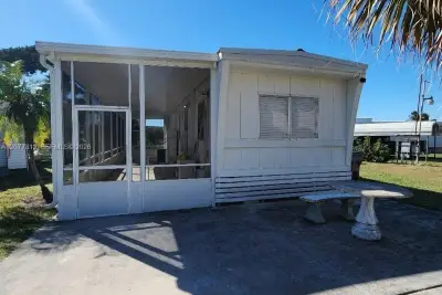 4222 Hibiscus Cir, West Palm Beach: photo 1 of 18